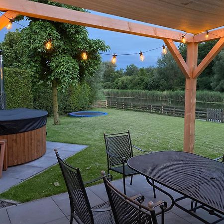 Villa Riverside Met Hottub, Eigen Aanlegsteiger, Zwemtrap, Trampoline En Kano'S Zeewolde Exteriér fotografie