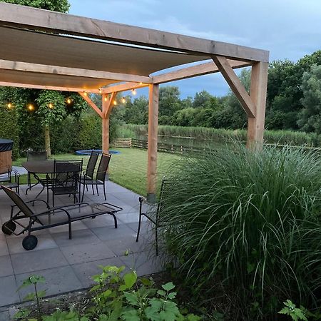 Villa Riverside Met Hottub, Eigen Aanlegsteiger, Zwemtrap, Trampoline En Kano'S Zeewolde Exteriér fotografie