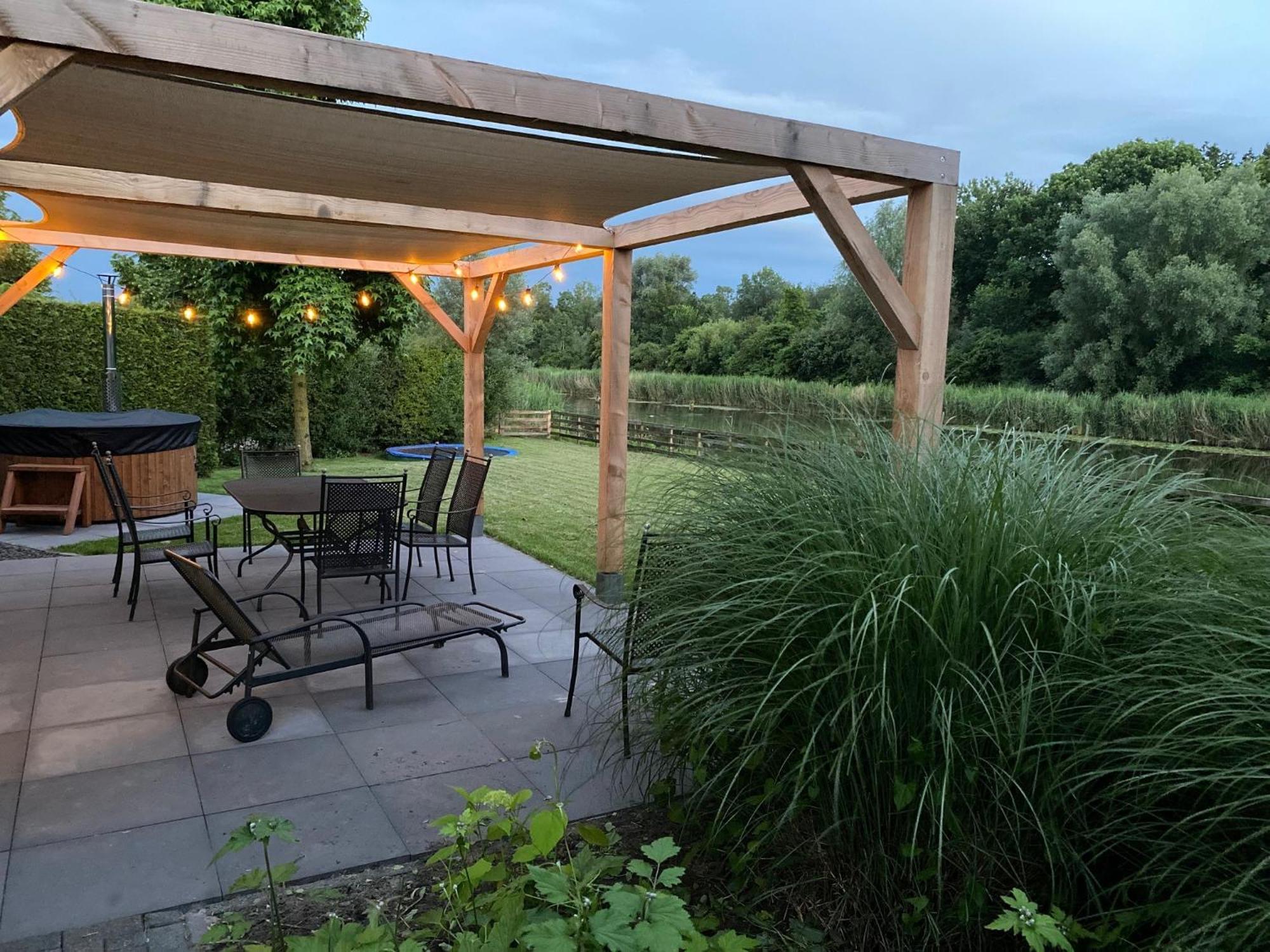 Villa Riverside Met Hottub, Eigen Aanlegsteiger, Zwemtrap, Trampoline En Kano'S Zeewolde Exteriér fotografie
